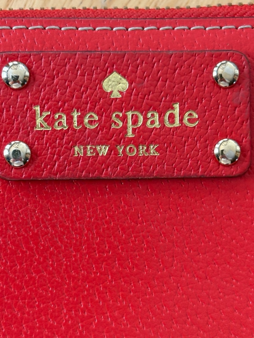 kate spade red zip-around leather wallet with gold logo plaque - Picture 4 of 5